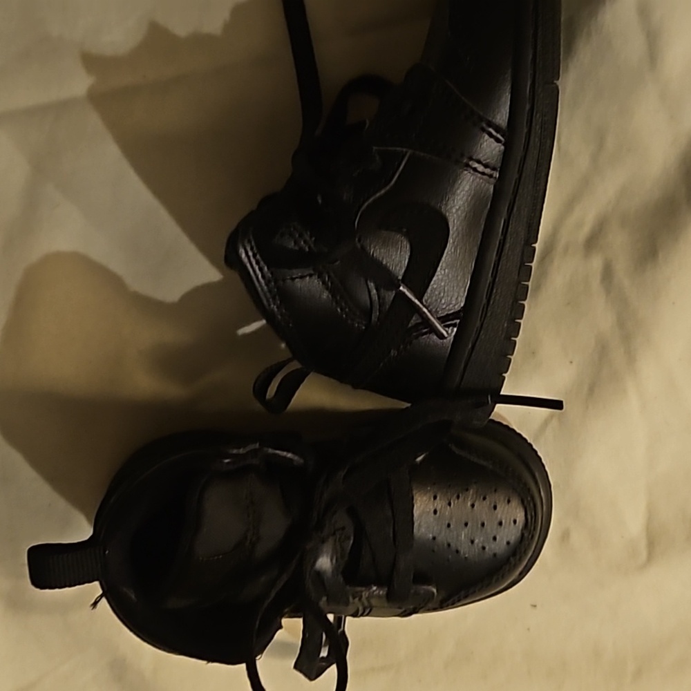 NIKE sz5 black sneakers